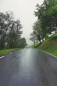 山中平坦的道路图片