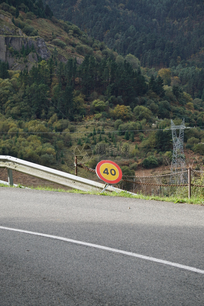 山中的道路指示牌图片