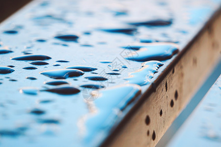 街上木凳的雨滴图片