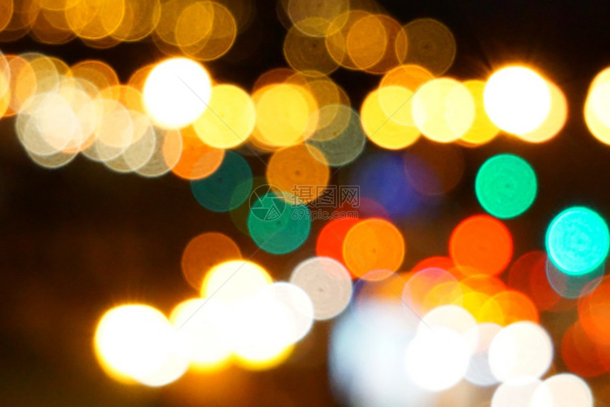 夜间在街上装饰圣诞灯图片