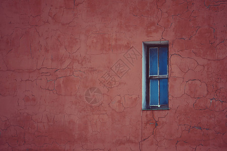 红墙上的木窗背景图片