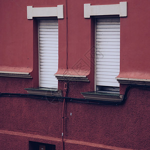 红墙上的百叶窗背景图片