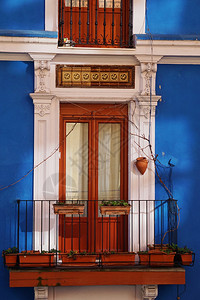 蓝色房屋上的阳台图片