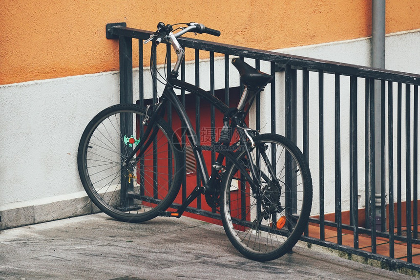 街头自行车图片