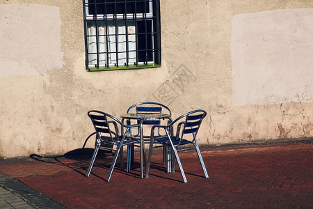 街头的桌子和椅图片