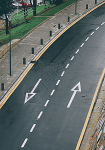 道路上的箭头交通信号图片