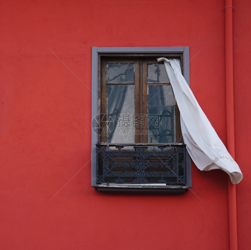 红房子的窗口图片