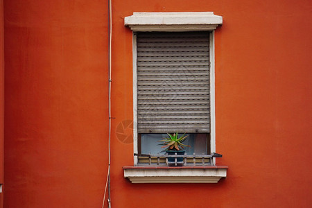 红房子的窗口背景图片