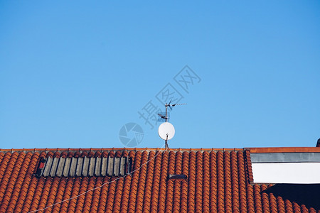 电视在屋顶上播放背景图片