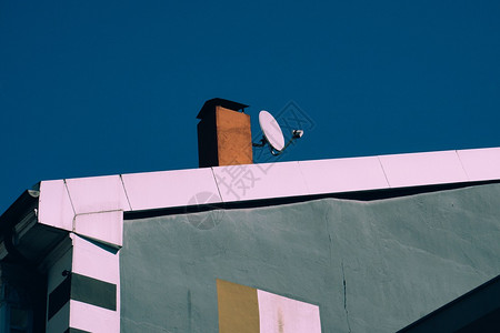 在毕尔巴鄂市大楼屋顶上播放电视背景图片