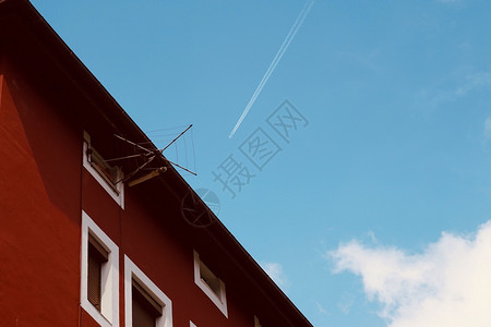 在毕尔巴鄂市蓝天飞行的机图片