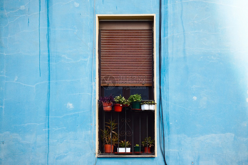 蓝色建筑在毕尔巴鄂市外的窗口图片