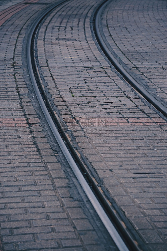 街道车站的铁轨图片