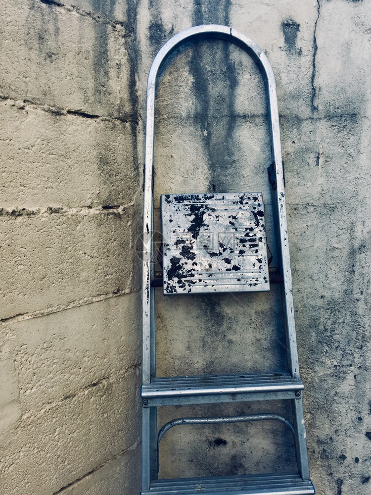 街上墙壁的旧金属梯子图片