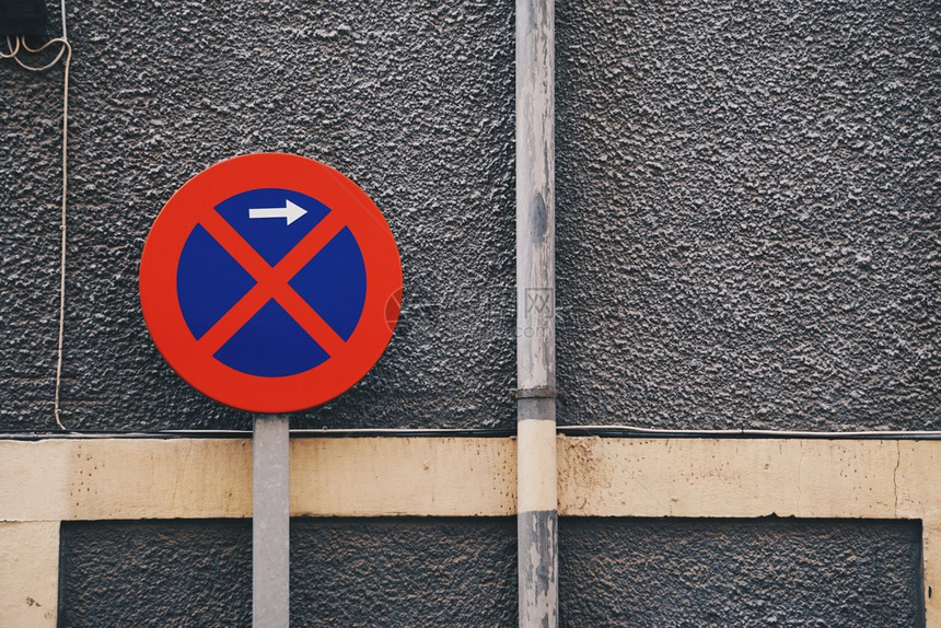 毕尔巴鄂市街道上禁止停车的交通标志图片