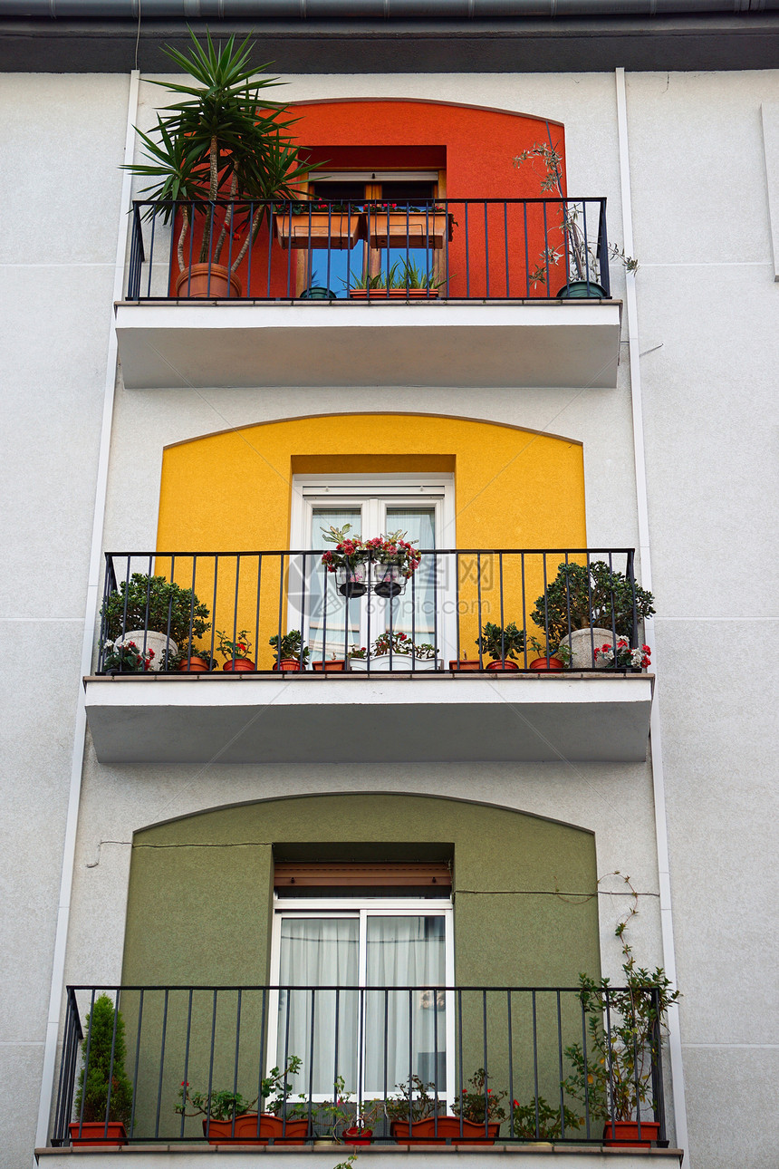 西班牙毕尔巴鄂市大楼外墙和窗户阳台图片