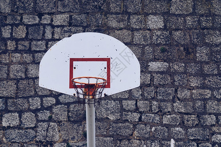 街头球场上老式篮赛背景图片