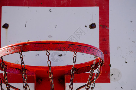 街头法院的红色篮球圈图片