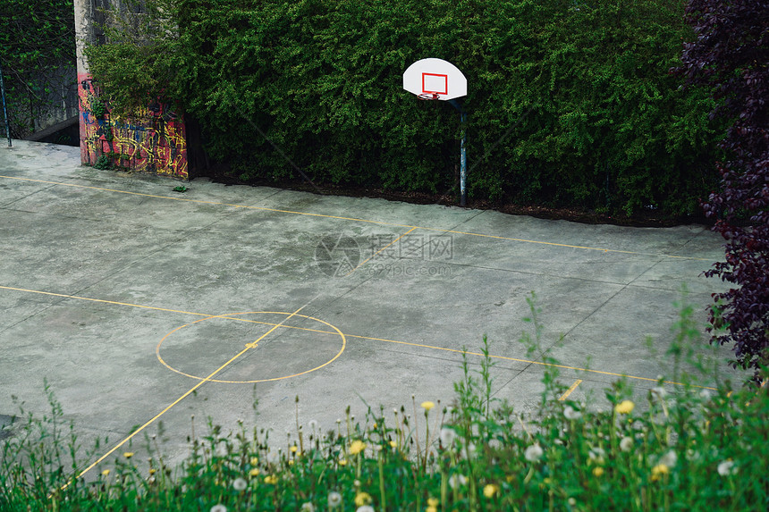 街头公园中空荡的篮球场图片