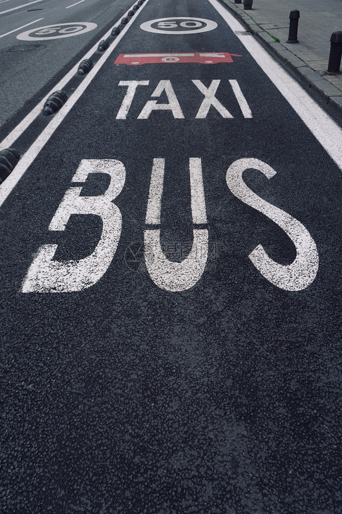 西班牙毕尔巴鄂市街道上的公路共汽车和出租站交通标志图片