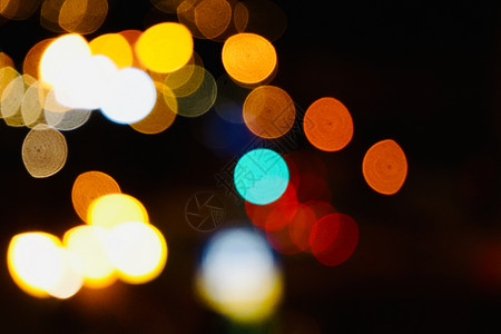 夜里街上亮着彩色bokeh的灯光背景图片