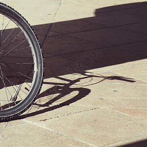 街头自行车轮图片