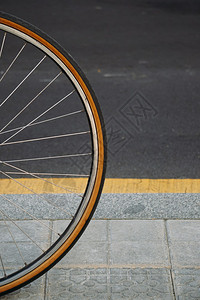 街头自行车轮图片