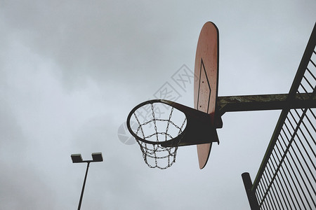 街头带有金属网的篮球运动背景图片