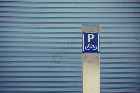 城市街道路口的自行车交通标志图片