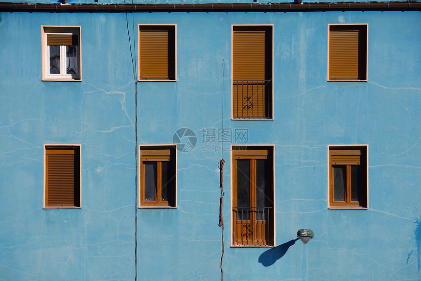 西班牙毕尔巴鄂市的蓝色建筑图片