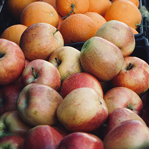 市场上的红苹果健康食品和美味水果图片