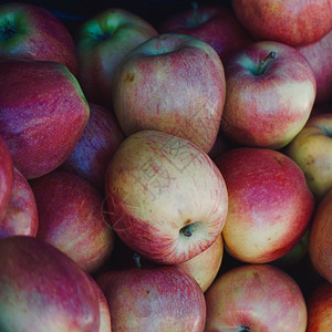 市场上的红苹果健康食品和美味水果新鲜度高清图片素材