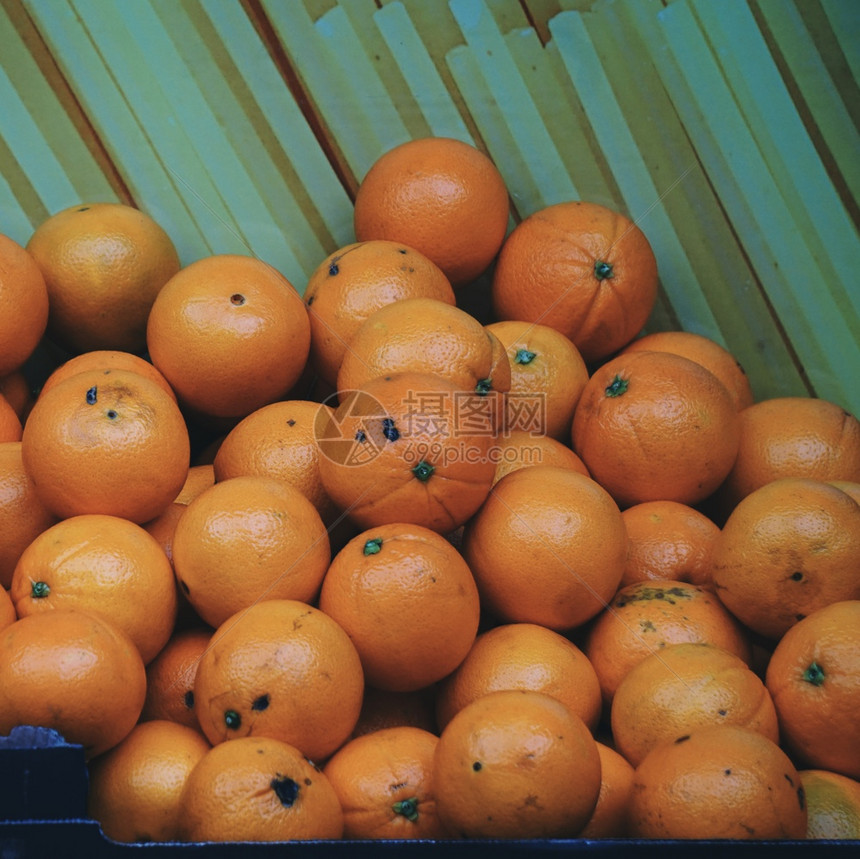 市场上的橙子果健康食品和美味水果图片