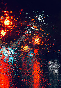 晚上在街窗户放着雨和灯光图片