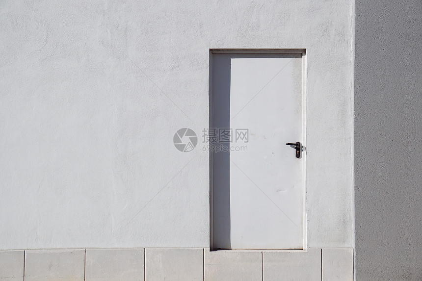 城内白色建筑的门外图片