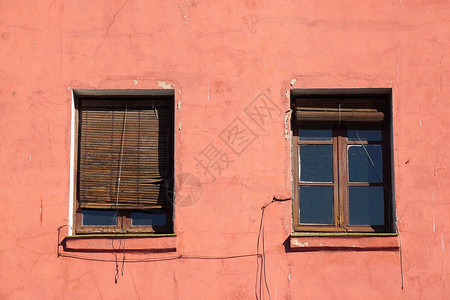 在城市中房子的红色外墙上背景图片