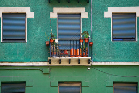 在城市中房子的绿色墙壁背景图片