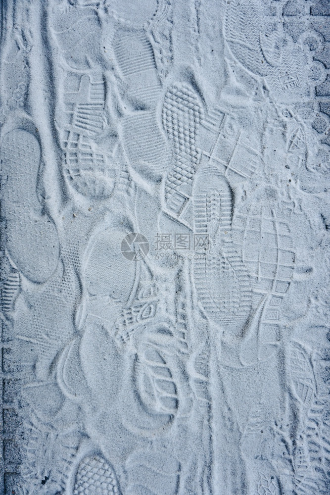 地面白沙上的脚印图片