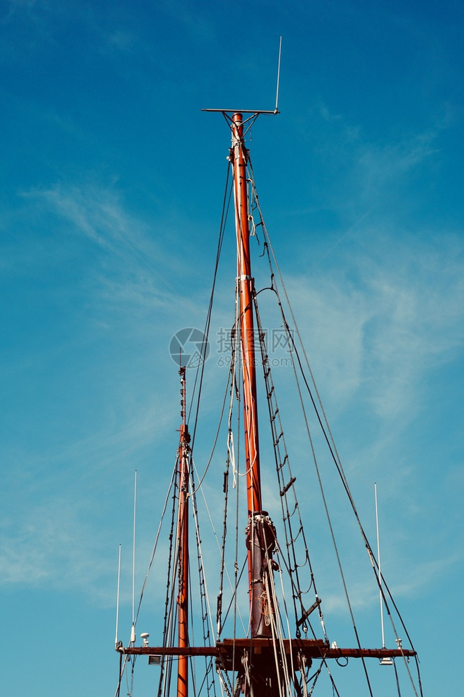 蓝天和海港旧帆船的顶图片