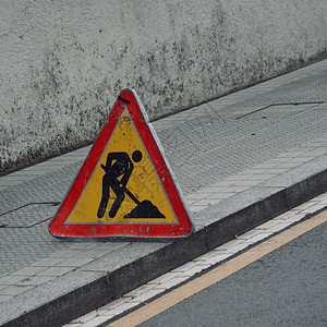 西班牙毕尔巴鄂街上公路的工人交通信号图片