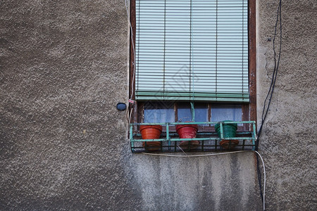 西班牙毕尔巴鄂市房屋的旧窗户背景图片