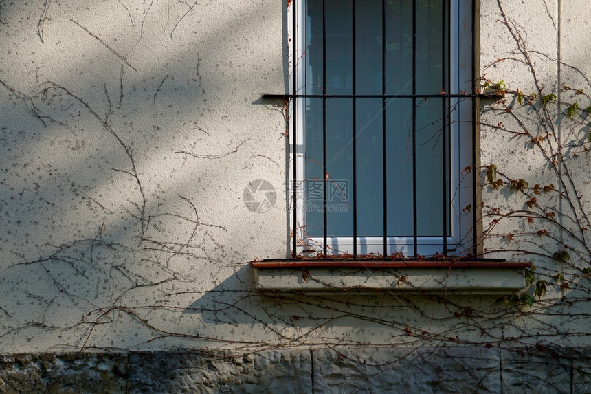 西班牙毕尔巴鄂市房屋的旧窗户图片