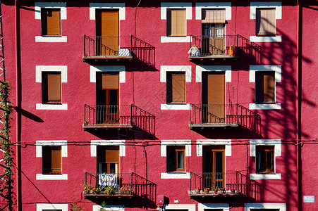 西班牙毕尔巴鄂市建筑红色墙漆图片