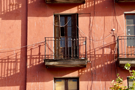 西班牙毕尔巴鄂市建筑橘色墙壁背景图片
