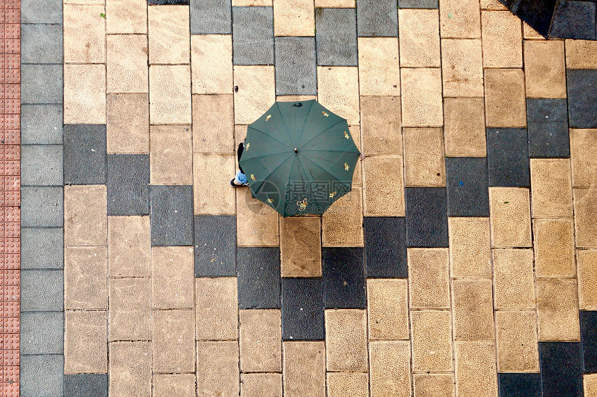 冬季雨有天带伞的人图片