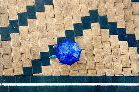 西班牙毕尔巴鄂市雨天带伞的人图片