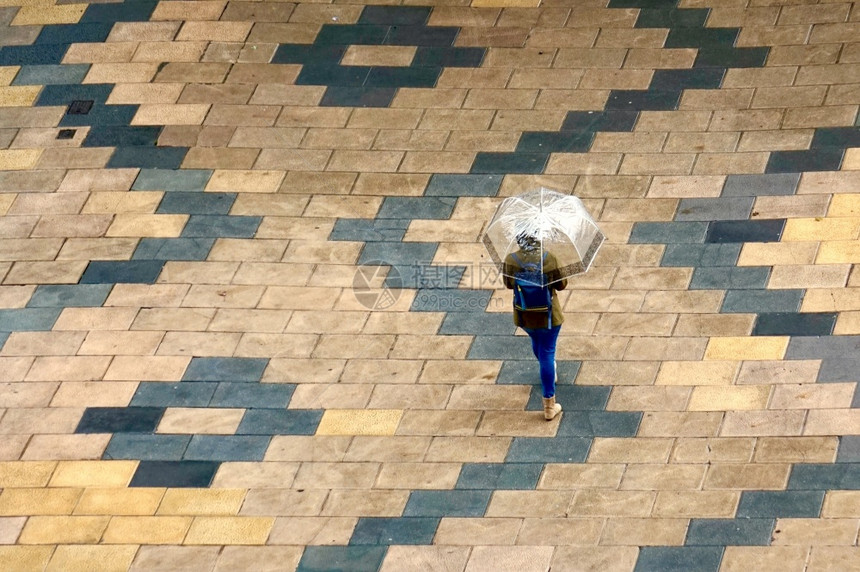 西班牙毕尔巴鄂市雨天带伞的人图片