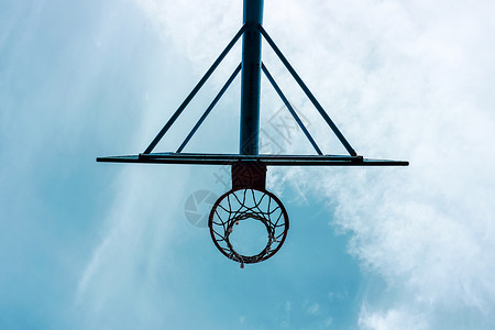 蓝色网街头篮球圈和蓝天背景