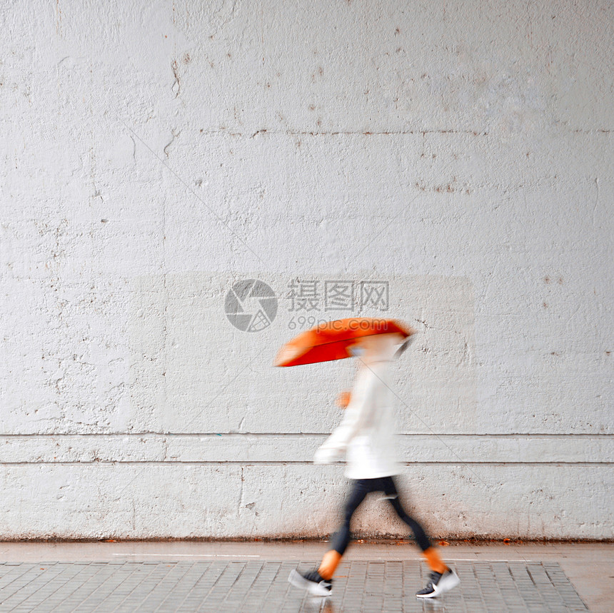西班牙毕尔巴鄂市春季雨天带伞的人图片
