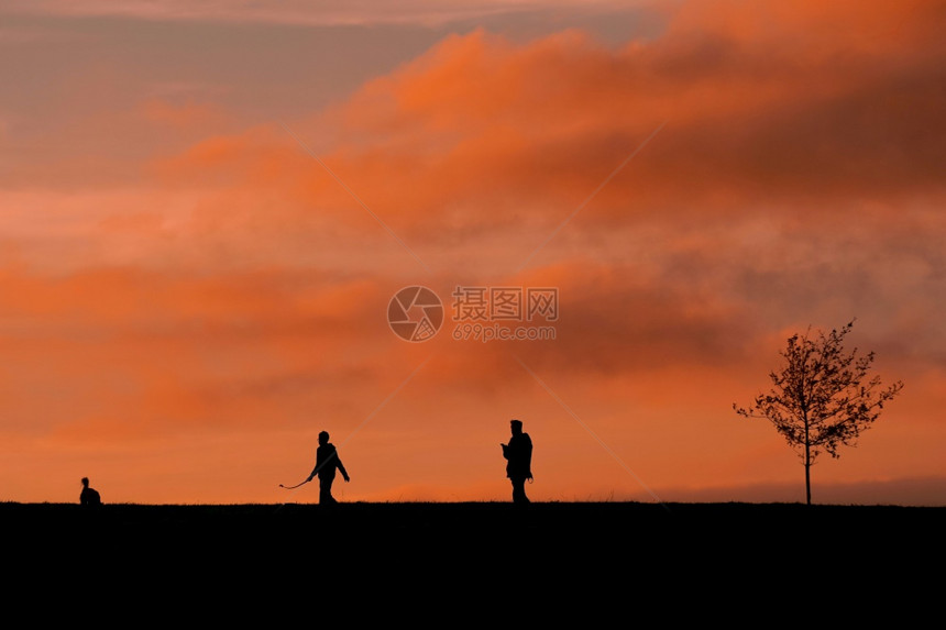 国内人走在美丽的夕阳下图片